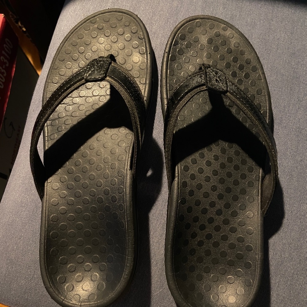 Vionic flip flops size 9